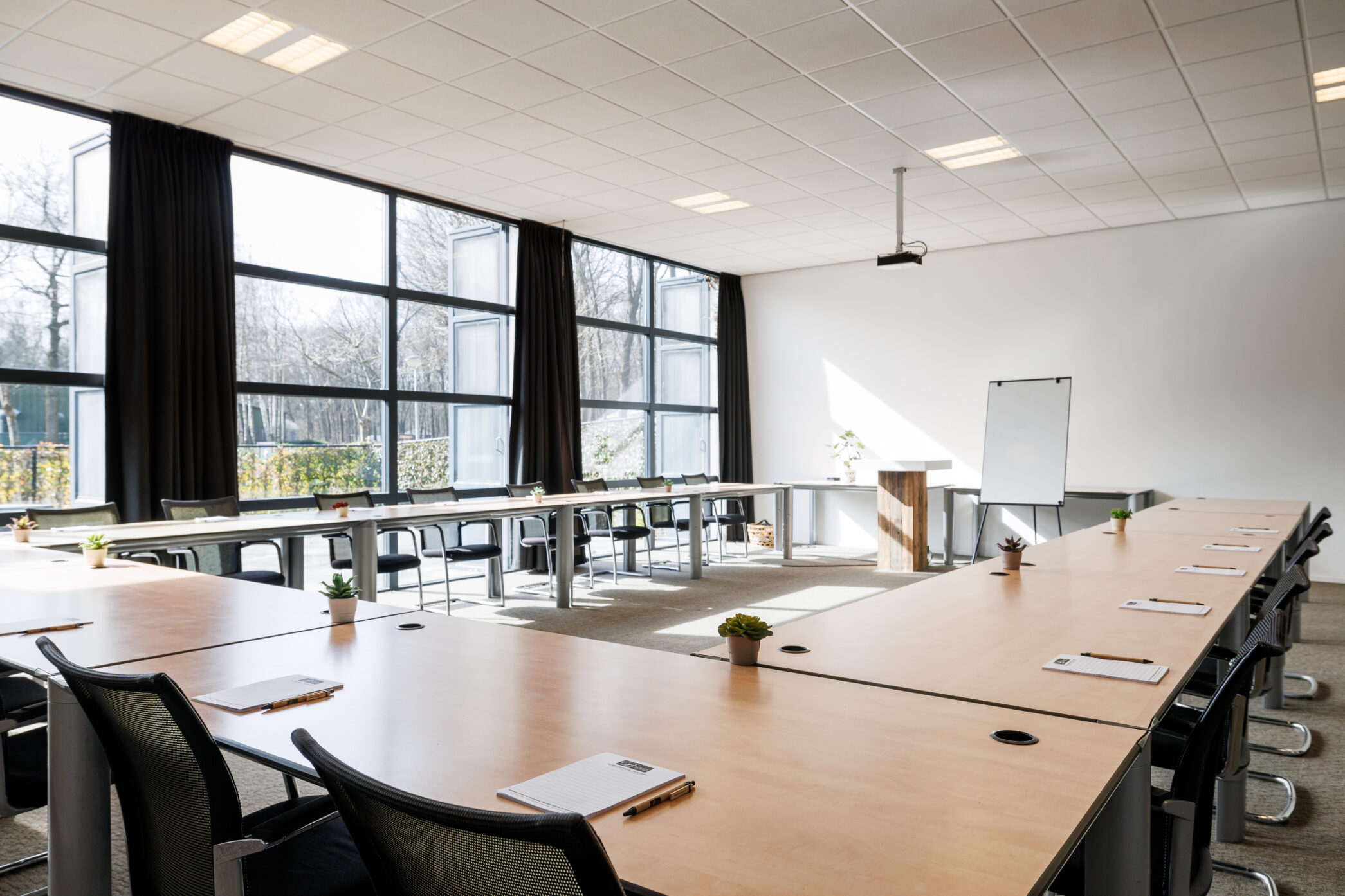 Vergaderzaal in Brabant met tafels, stoelen en veel daglicht.